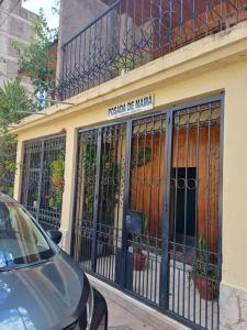 库斯科Posada de Mama的建筑的一侧有门