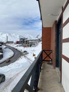 古多里Mountain Dream House的阳台享有雪覆盖的山脉美景。