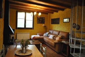 科尔努德利亚Masia El Riscle - Moli Del Pont的客厅配有沙发和桌子