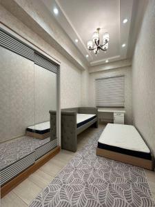 塔什干Tashkent city Boulevard 3 roomed apartment的一间卧室设有两张床和窗户。