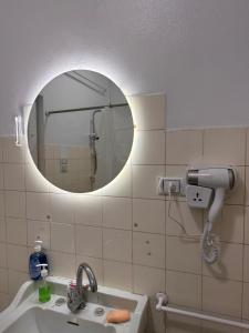开罗Economy room in Downtown的一间带镜子和水槽的浴室