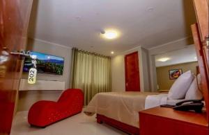 利马Hotel Cisneros 700的一间卧室配有一张带红色心椅的床