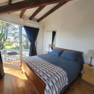 La AguadaCasa Encantada Guest House的一间卧室设有一张床和一个大窗户