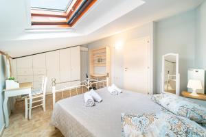 科孚镇Maisonette的一间卧室配有一张床、一张书桌和一个窗户。