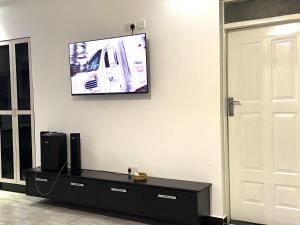 BungomaCACECY LUXURY HOMES的客厅的墙上配有平面电视。