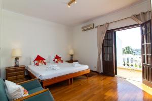 阿尔布费拉Villa a Sul的一间卧室设有一张床和一个滑动玻璃门