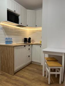 托伦Apartament Rubinowy的厨房配有白色橱柜和台面