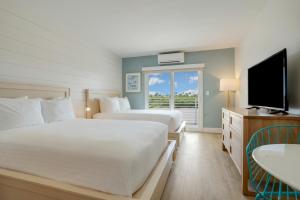 伊斯拉莫拉达港灯艾莫拉达度假村的酒店客房设有两张床和电视。
