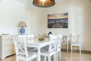 阿尔布费拉Villa a Sul的一间配备有白色桌椅的用餐室