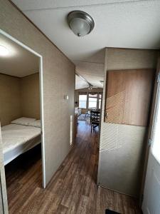 滨湖尼亚加拉Falcon Cottages的一间卧室配有一张床,一扇门通往一个房间