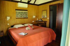 阿瓦托鲁Raira Lagon的一间卧室配有一张床,上面有两条毛巾