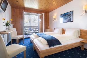 米伦阿尔卑山酒店的一间卧室,配有两张床