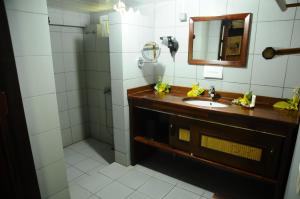阿瓦托鲁Raira Lagon的一间带水槽、镜子和淋浴的浴室