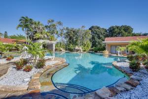 科勒尔斯普林斯Spacious Villa in Coral Springs with Pool and Hot Tub!的一座游泳池,位于一个与度假村的庭院内