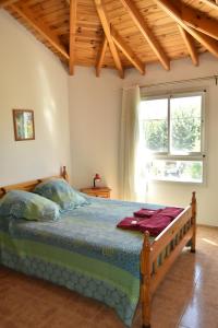 玛德琳港Complejo Turístico Hostal Madryn的一间卧室设有一张床和一个大窗户