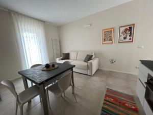 伊夫雷亚MyVilla - Ivrea Corso M. d'Azeglio, 59的客厅配有桌子和沙发