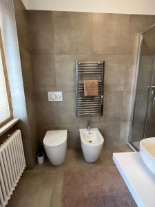 伊夫雷亚MyVilla - Ivrea Corso M. d'Azeglio, 59的一间带卫生间和水槽的浴室