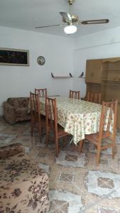 萨尔塔CasaTribuno的一间带桌椅和沙发的用餐室