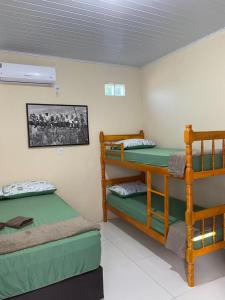 圣加布里埃尔Pousada Ferreira 415的一间客房内配有两张双层床的房间