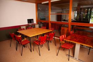 科沃拉Jaala Hotel的用餐室配有红色椅子和木桌
