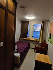 科沃拉Jaala Hotel的一间小卧室,配有床和窗户