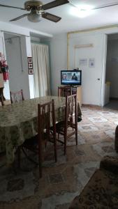 萨尔塔CasaTribuno的客厅配有桌椅和电视