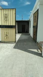 萨尔塔CasaTribuno的一个空车库,有门和一座建筑