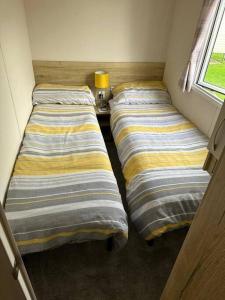 法利Primrose valley - Primrose Field 46 holiday home的小型客房 - 带2张床和窗户