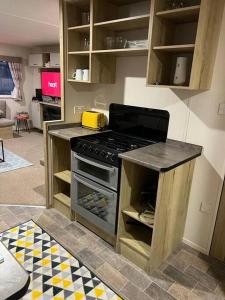 法利Primrose valley - Primrose Field 46 holiday home的厨房配有烤箱和台面