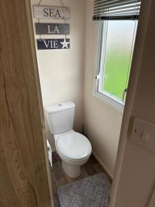 Primrose valley - Primrose Field 46 holiday home的一间浴室