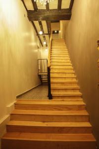 墨西哥城胶囊旅舍的建筑中设有吊灯的楼梯