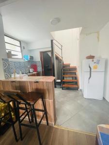 布宜诺斯艾利斯Mini house con sol y luz的客房内的厨房配有桌子和冰箱