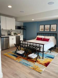 丹佛Private, cozy, suite by Mile High Stadium and Downtown Denver!的一间带大床的卧室和一间厨房