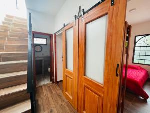 布宜诺斯艾利斯Mini house con sol y luz的一间设有木门和楼梯的房间