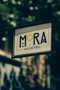 门多萨Mora Hostel的建筑前的莫拉医院标志