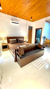 康提Rani Suite and Cabin的一间卧室设有一张大床和木制天花板