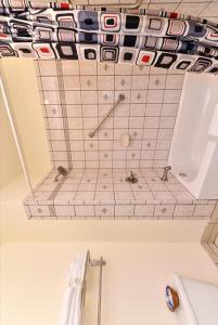克拉马斯福尔斯克拉马斯瀑布美国最有价值旅馆的一间铺有瓷砖的天花板和淋浴的浴室