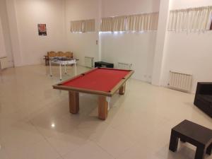 圣卡洛斯-德巴里洛切Artemis I - BRC的客厅配有乒乓球桌