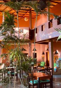 蒂瑟默哈拉默麦维里吉酒店的大楼前的餐厅,设有桌子和棕榈树