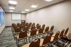 奥兰多奥兰多国际机场温盖特温德姆酒店的一间会议室,配有椅子和白板