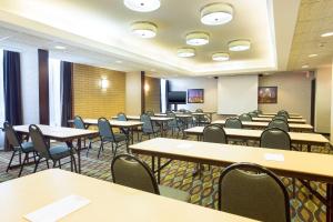 亚特兰大亚特兰大机场德鲁酒店的配有桌椅和讲台的会议室
