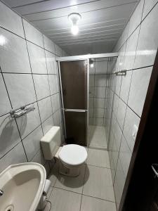 纳韦甘蒂斯Minha casa的浴室配有卫生间、淋浴和盥洗盆。