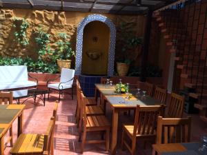 黎牙实比Casa Roces的一间设有木桌和椅子的餐厅以及一扇门