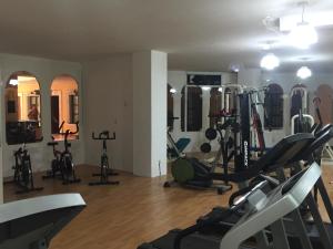 萨卡特卡斯Meson de la Merced的健身房设有数台跑步机和椭圆机