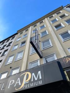 杜塞尔多夫Palm Premium Hotel & Apartments的前面有标志的高楼