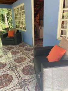 迦太基La Cabaña: Descanso y Naturaleza的一间客厅,客厅内配有两张沙发