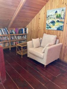 迦太基La Cabaña: Descanso y Naturaleza的客厅配有椅子和书架