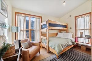 岬站Limantour Lodge的一间卧室配有双层床和椅子