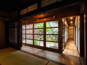 出云市RITA Izumo Sagiura的通往带大窗户的客房的入口