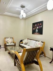 Appartement Duplex élégant et calme Marrakech Menara的休息区